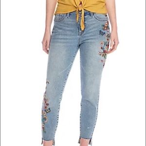 Wonderly
Embroidered Step Hem Denim Jeans